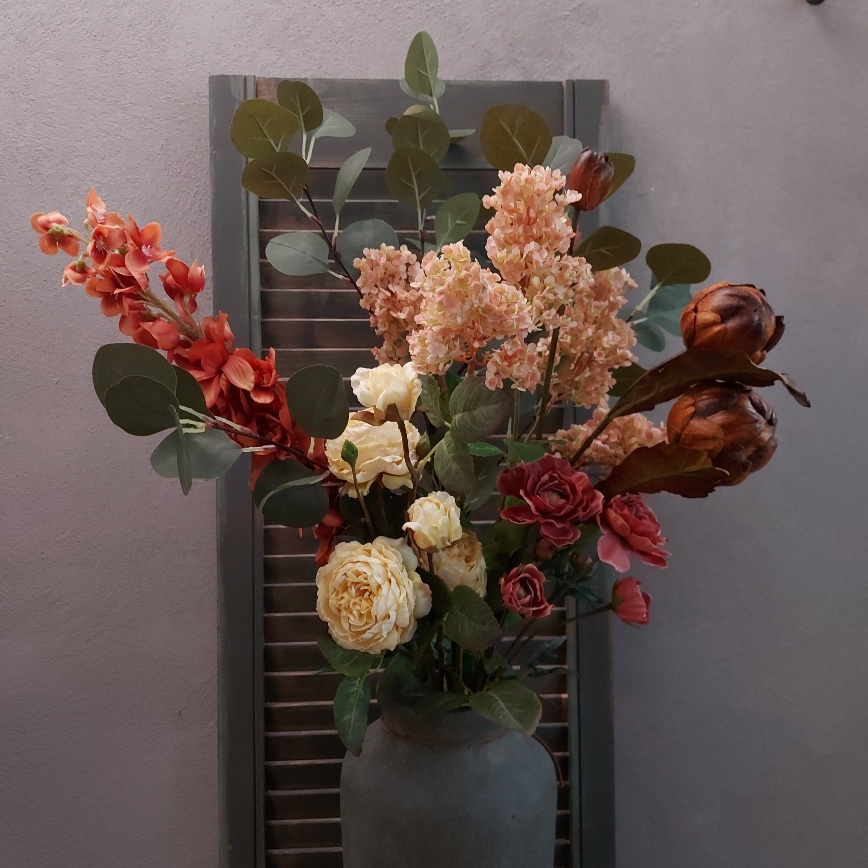 Compleet boeket zijden bloemen in ingetogen kleuren. Exclusief verkrijgbaar bij Creatieve Decoraties voor Jou.