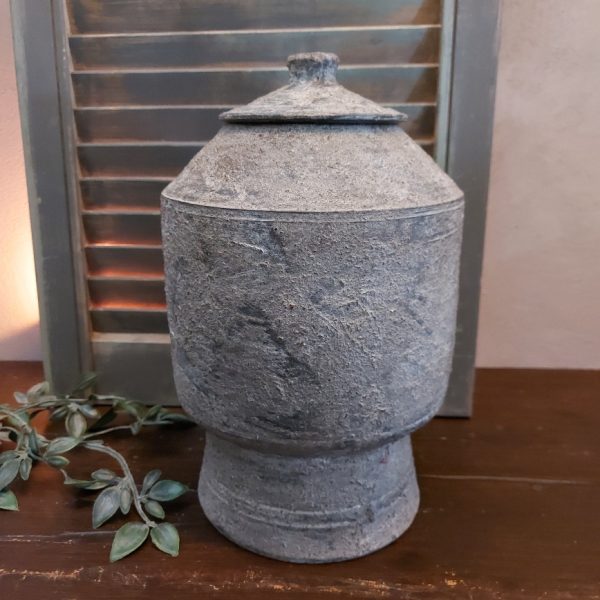 Pot met afneembaar deksel van aardewerk, in een zachte grijze kleur.