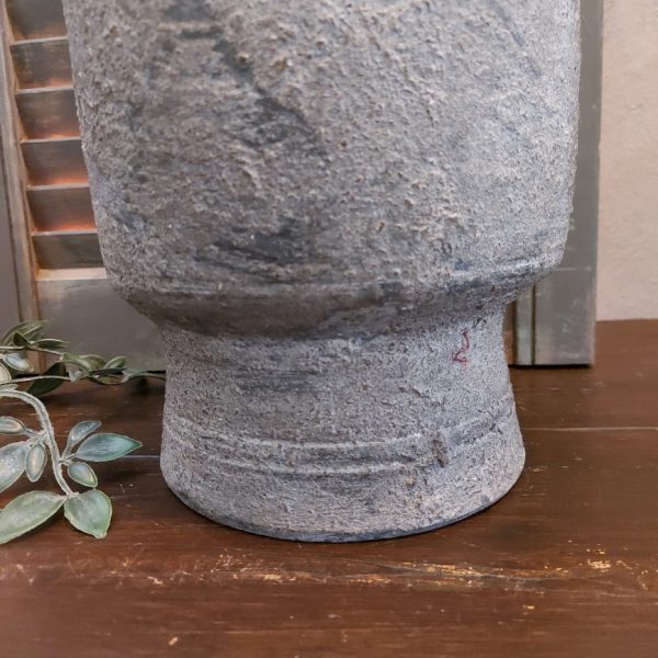 Pot met afneembaar deksel van aardewerk, in een zachte grijze kleur.