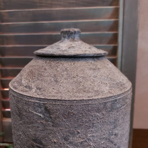 Pot met afneembaar deksel van aardewerk, in een zachte grijze kleur.