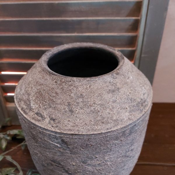 Pot met afneembaar deksel van aardewerk, in een zachte grijze kleur.
