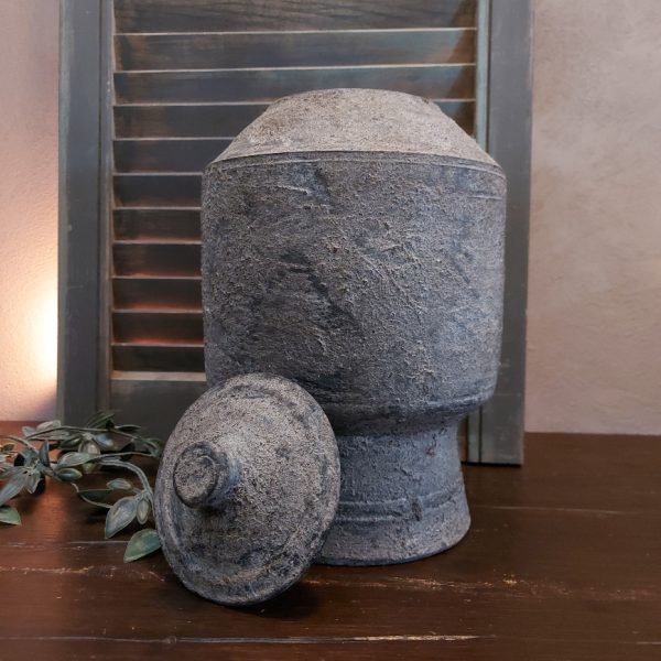 Pot met afneembaar deksel van aardewerk, in een zachte grijze kleur.