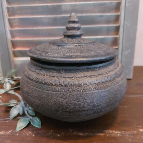 Pot met afneembaar deksel van aardewerk in een donkere grijs bruine kleur.