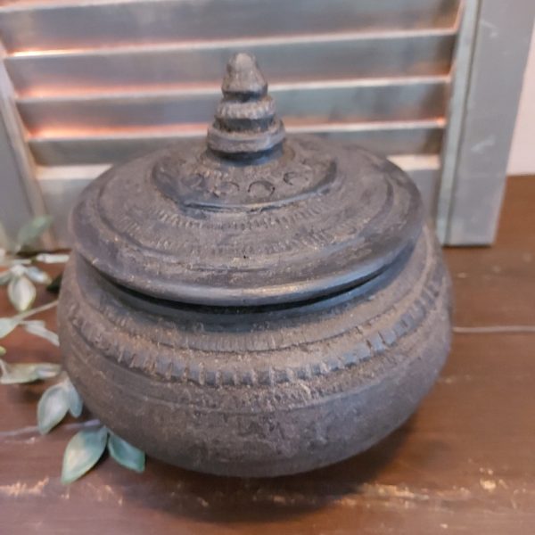 Pot met afneembaar deksel van aardewerk in een donkere grijs bruine kleur.