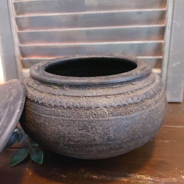 Pot met afneembaar deksel van aardewerk in een donkere grijs bruine kleur.