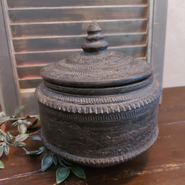 Pot met afneembaar deksel van aardewerk in een donkere grijs bruine kleur.
