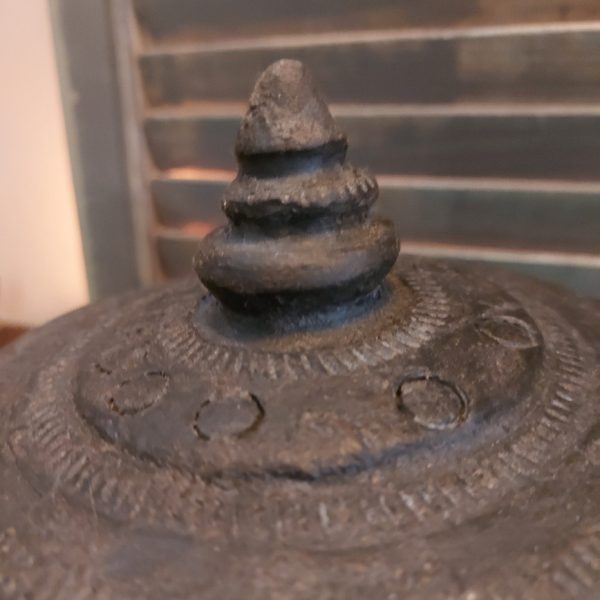 Pot met afneembaar deksel van aardewerk in een donkere grijs bruine kleur.