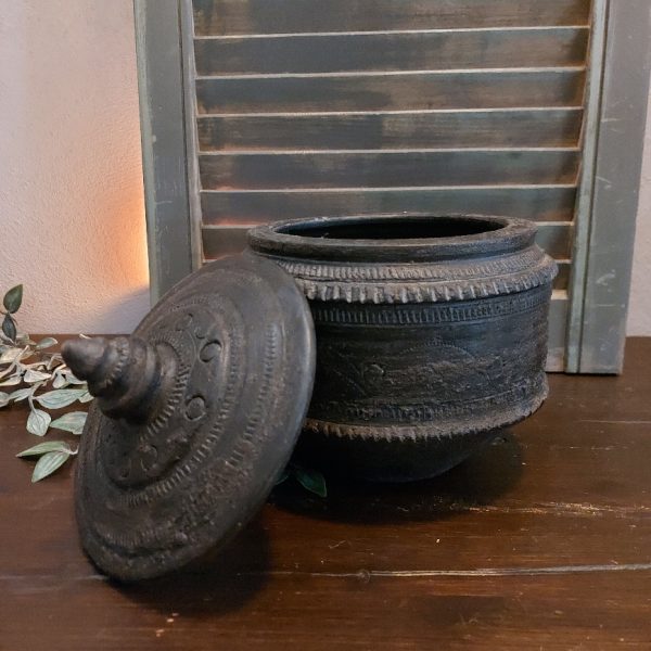 Pot met afneembaar deksel van aardewerk in een donkere grijs bruine kleur.