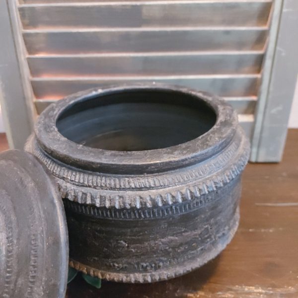 Pot met afneembaar deksel van aardewerk in een donkere grijs bruine kleur.