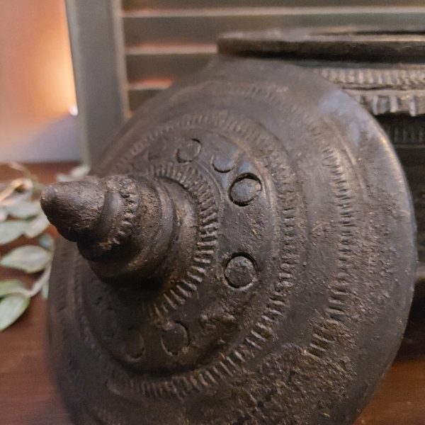 Pot met afneembaar deksel van aardewerk in een donkere grijs bruine kleur.