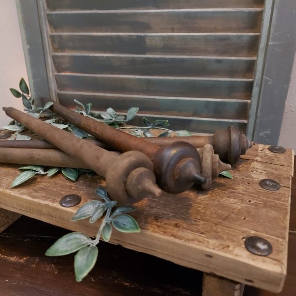 Decoratieve spindel van oud hout.