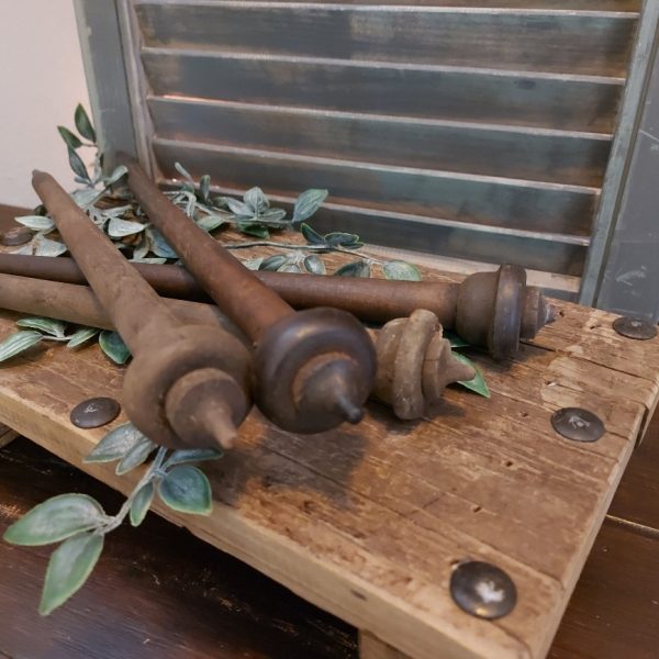 Decoratieve spindel van oud hout.