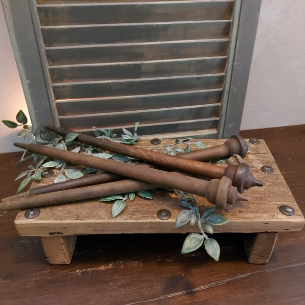 Decoratieve spindel van oud hout.