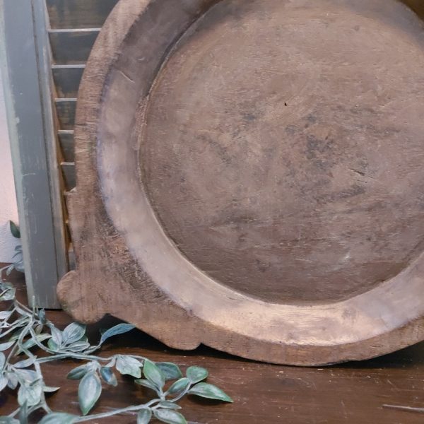 Authentieke schaal van oud hout met oren.