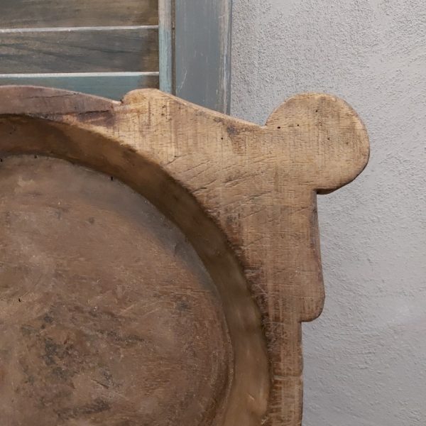 Authentieke schaal van oud hout met oren.