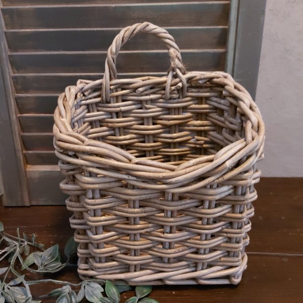 Mand om op te hangen van rattan.