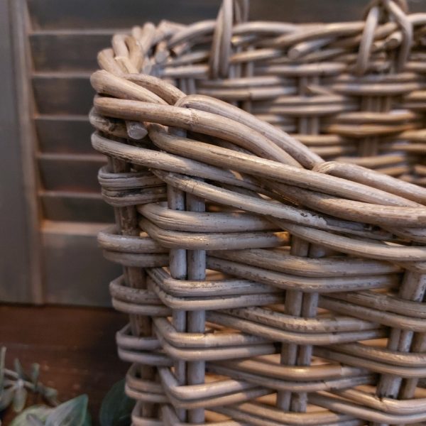 Mand om op te hangen van rattan.
