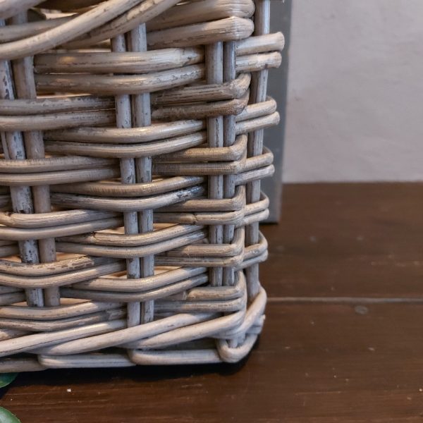 Mand om op te hangen van rattan.