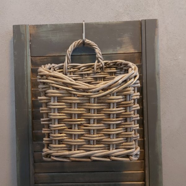Mand om op te hangen van rattan.