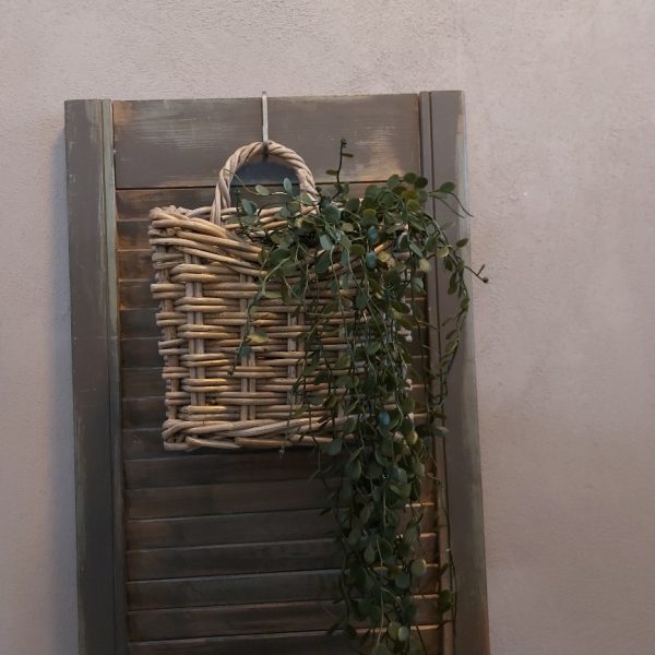Mand om op te hangen van rattan.