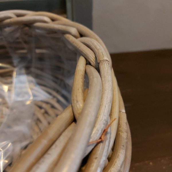 Ronde mand van rattan voor planten.