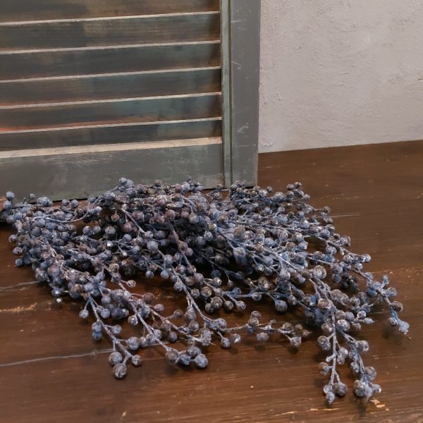 Dadeltak in een kunst uitvoering met blauwpaarse vruchten.