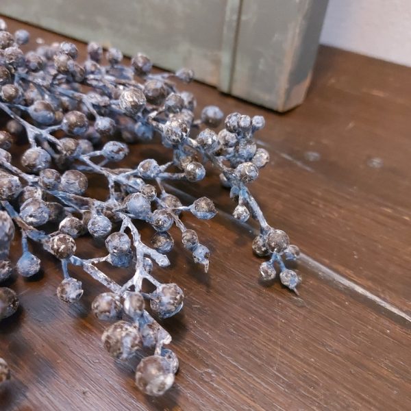 Dadeltak in een kunst uitvoering met blauwpaarse vruchten.
