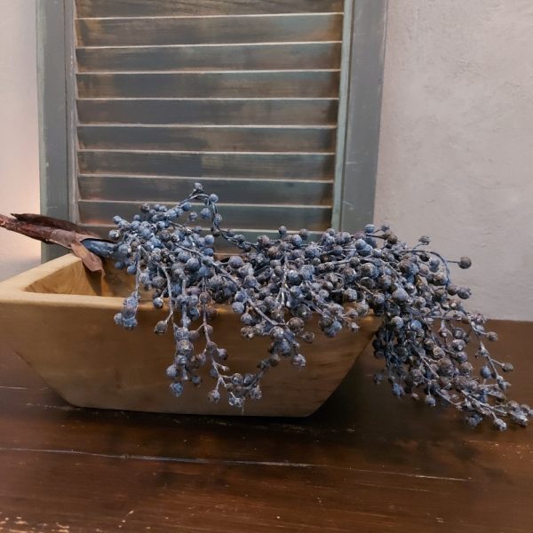 Dadeltak in een kunst uitvoering met blauwpaarse vruchten.