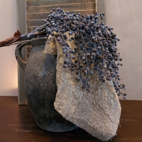 Dadeltak in een kunst uitvoering met blauwpaarse vruchten.