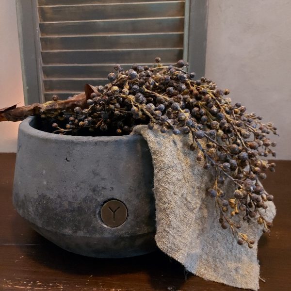 Dadeltak in een kunst uitvoering met bruin paarse vruchten.