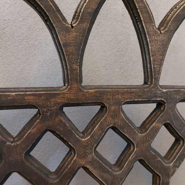 Houten luik, model kerkraam, in een donkerbruine kleur.