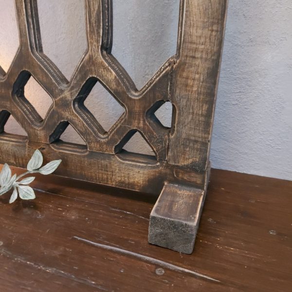 Houten luik, model kerkraam, in een donkerbruine kleur.