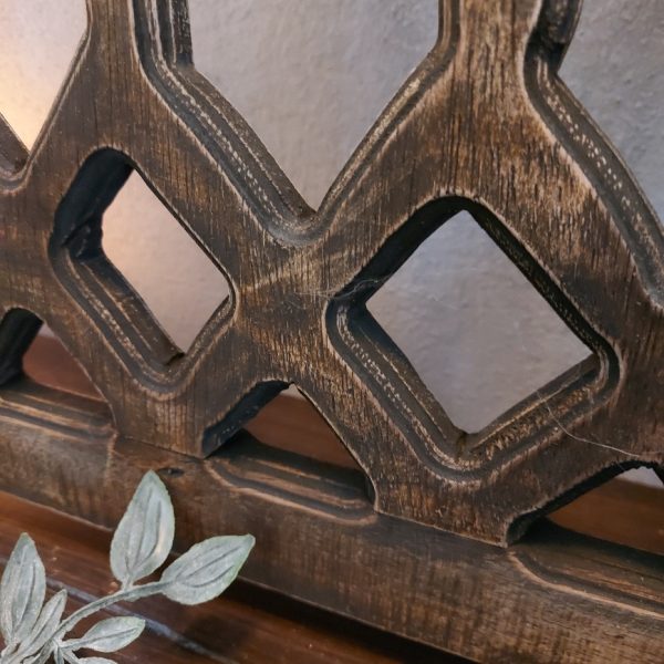Houten luik, model kerkraam, in een donkerbruine kleur.
