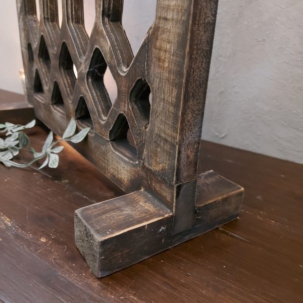 Houten luik, model kerkraam, in een donkerbruine kleur.