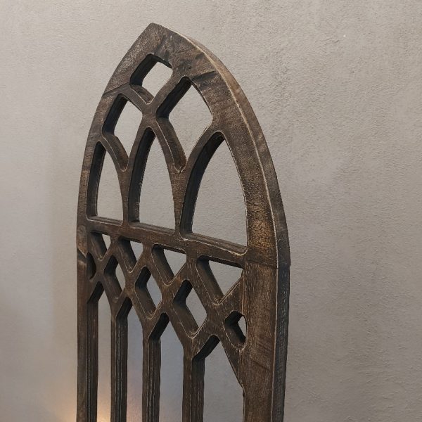 Houten luik, model kerkraam, in een donkerbruine kleur.