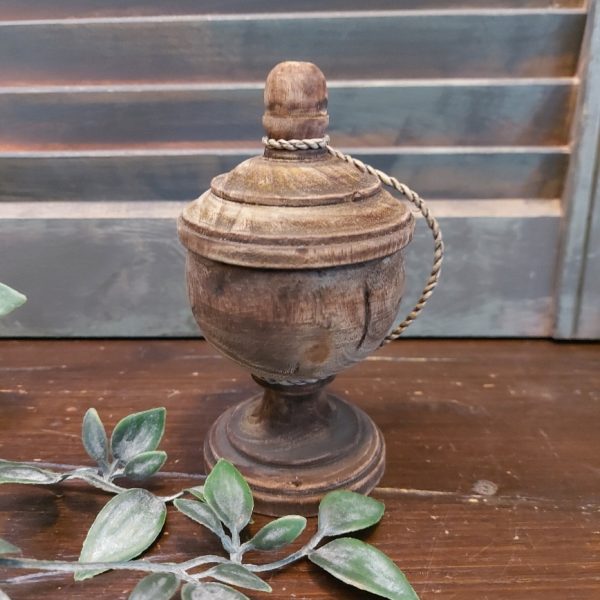 Nepalese pot van hout met deksel in een donkerbruine kleur.