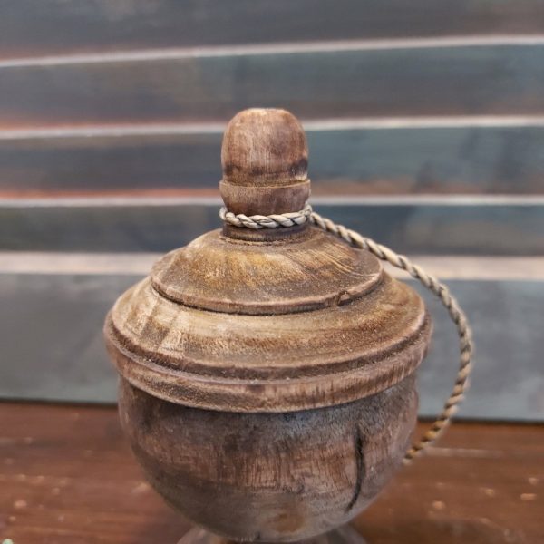 Nepalese pot van hout met deksel in een donkerbruine kleur.