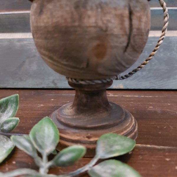 Nepalese pot van hout met deksel in een donkerbruine kleur.
