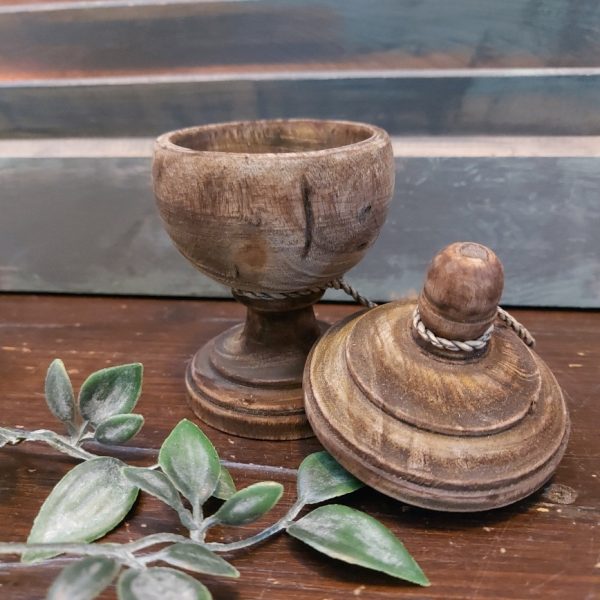 Nepalese pot van hout met deksel in een donkerbruine kleur.