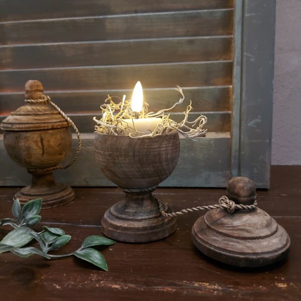 Nepalese pot van hout met deksel in een donkerbruine kleur.