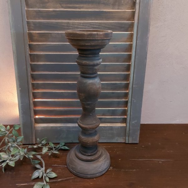 Donkerbruine kandelaar van hout voor een stompkaars van 8 cm.