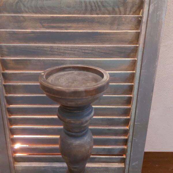 Donkerbruine kandelaar van hout voor een stompkaars van 8 cm.