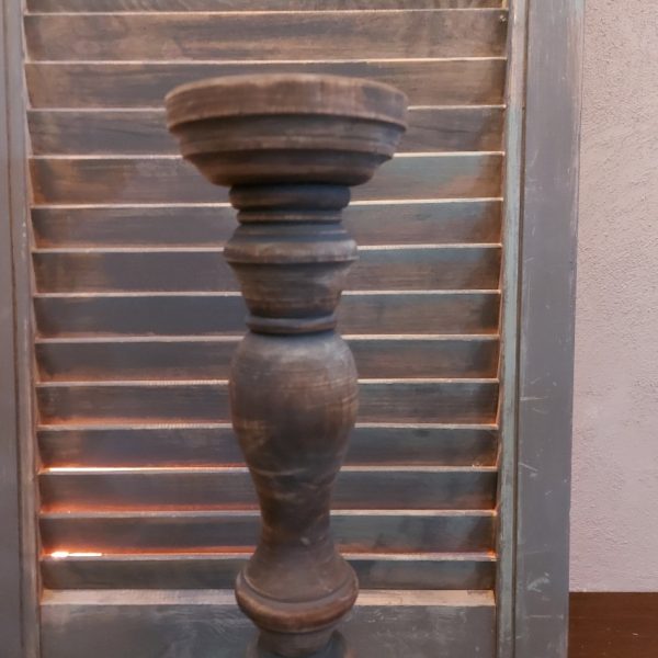 Donkerbruine kandelaar van hout voor een stompkaars van 8 cm.