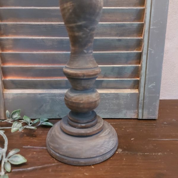 Donkerbruine kandelaar van hout voor een stompkaars van 8 cm.