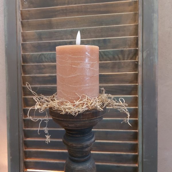 Donkerbruine kandelaar van hout voor een stompkaars van 8 cm.