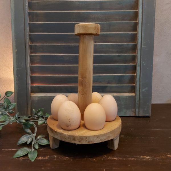 Eierrek van hout met plaats voor 6 eitjes.