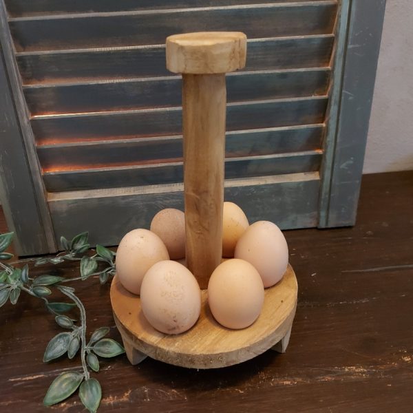 Eierrek van hout met plaats voor 6 eitjes.