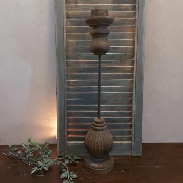 Houten kandelaar van 60 cm hoog voor een dinerkaars.