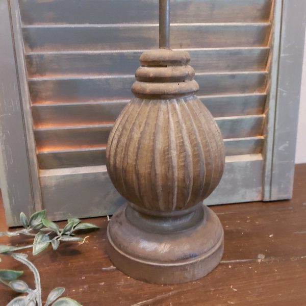 Houten kandelaar van 60 cm hoog voor een dinerkaars.