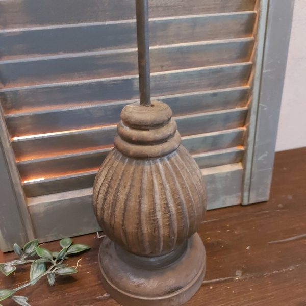 Houten kandelaar van 60 cm hoog voor een dinerkaars.